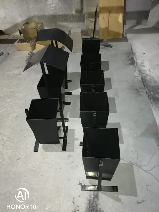 Урна с крышкой и без.  Мусорные баки.