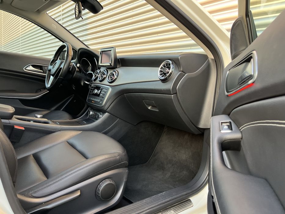 GLA200 motor 1.6 benzina 156 cp  *Automat *Panoramic