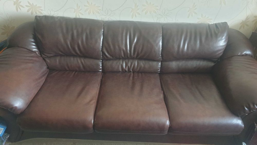 Кожена холна гарнитура състояща се от троен диван, двоен и фотьойл