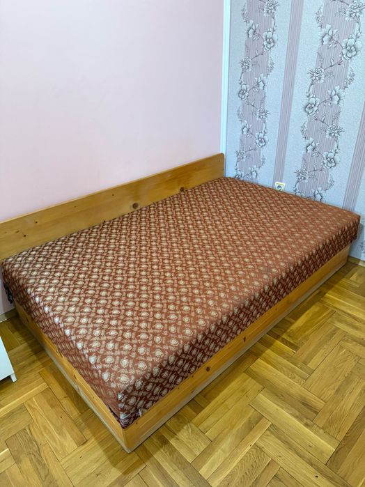 Продава се легло с матрак