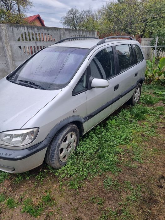 Vând Opel zafira