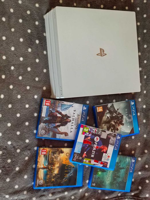 PS4 Pro alb 2 manete și jocuri incluse