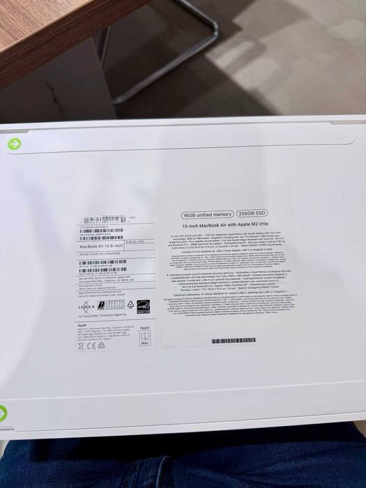 Лаптоп Apple MacBook Air 13", M2, 8 CPU ядра, 8 GPU ядра, 16GB RAM