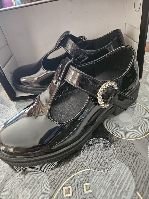 Нови лачени обувки