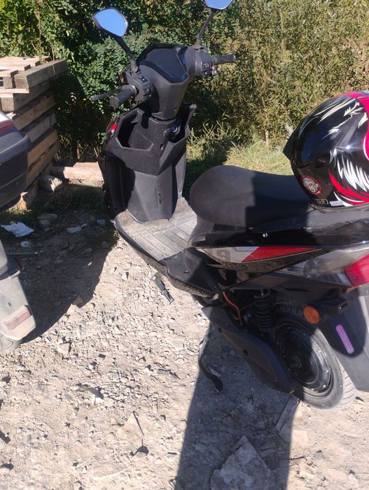 Dau la schimb scuter electric pe unul pe benzină