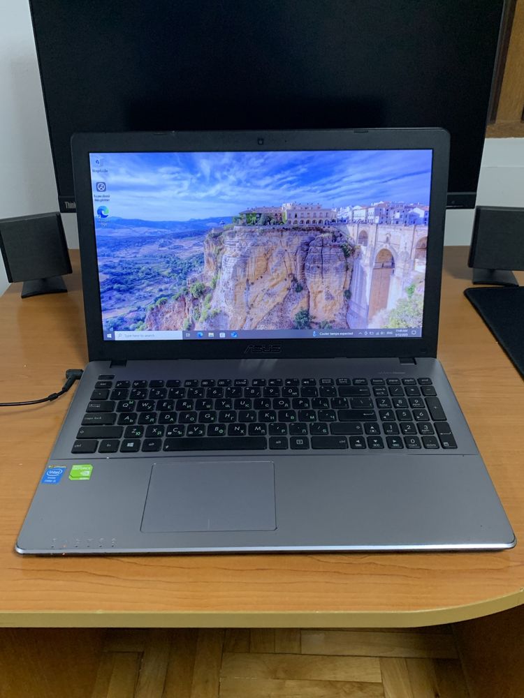Лаптоп Asus X550L с подарък гейминг слушалки