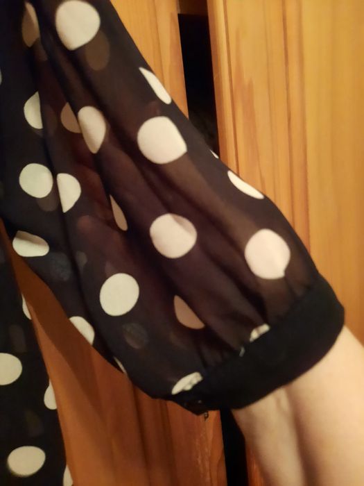 Bluza H&M neagra cu buline albe mărimea 44