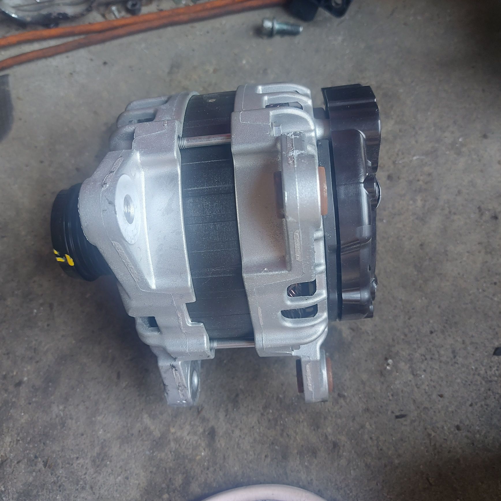 Alternator Dacia Logan 3 Sandero 3 cod 2310000361R