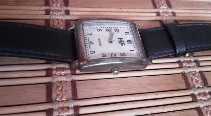 Дизайнерски сребърен ръчен часовник