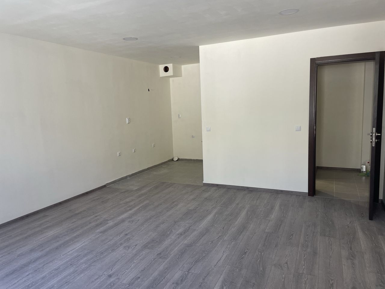 Дава се под наем Двустаен апартамент в Варна, Център - 55 кв.м за 331.5 € - Снимка #6