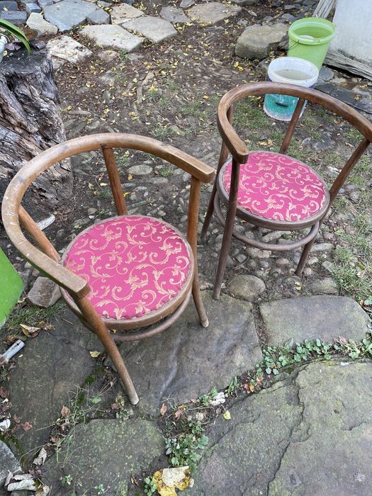 Scaune vintage cu spatar semirotund