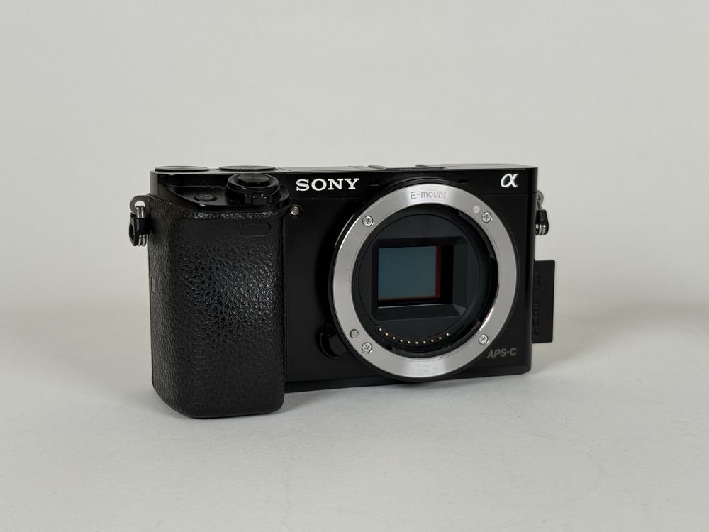 Sony A6000 + Sony SEL 50mm, 1,8f + 3 батерии, зарядно и карта памет