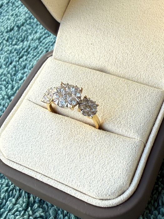 Inel cu diamante naturale.