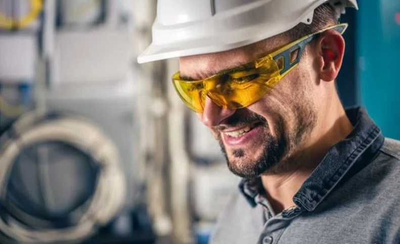 Услуги электрика: монтаж проводки, устранение замыканий быстро!