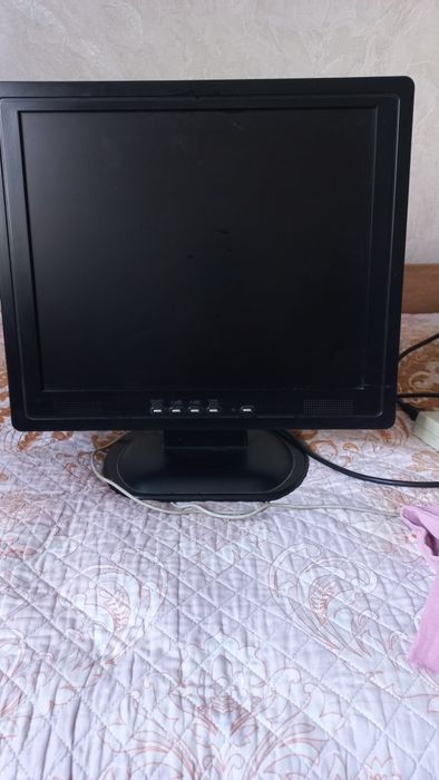 Монитор б/у.Черного цветы, небольшой рабочий.
