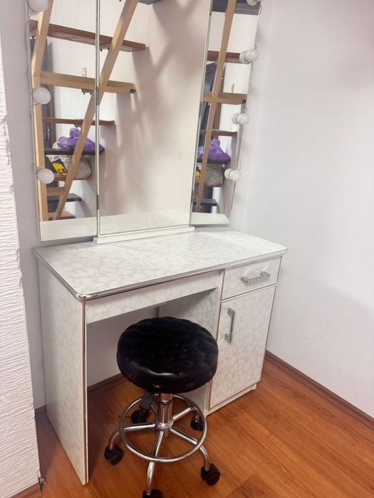 Masă de toaletă cu oglinda