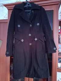 Пальто чёрного цвета 44 размер, классическое с отделкой и пуговицами.