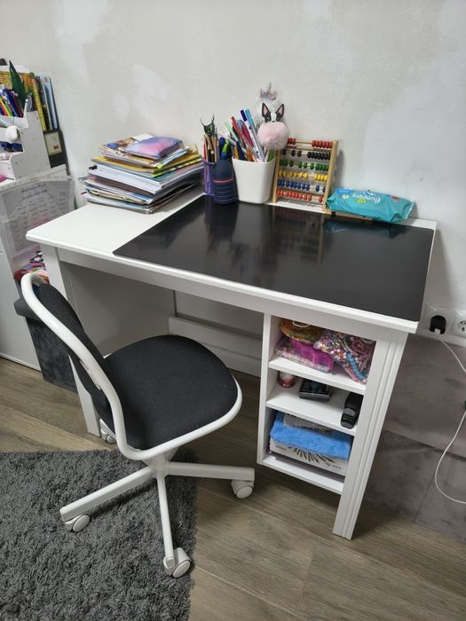 Vând birou și scaun copii