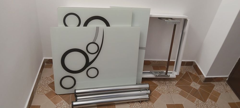 Vând masa sticla si 6 scaune bucătărie