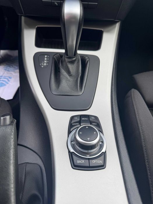Vând BMW  320d model e91