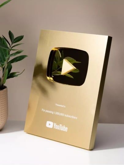 Кнопка YouTube золотая и серебряная сувенир