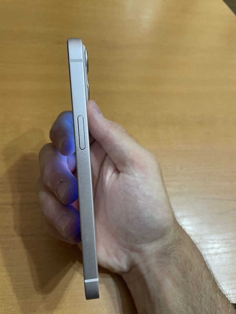 Iphone 13 бледо розов