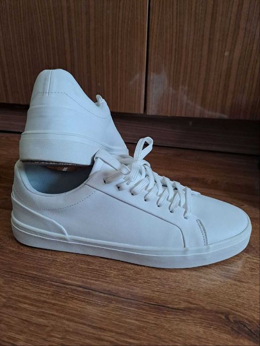 Чисто нови , чисто бели кецове Pull & Bear