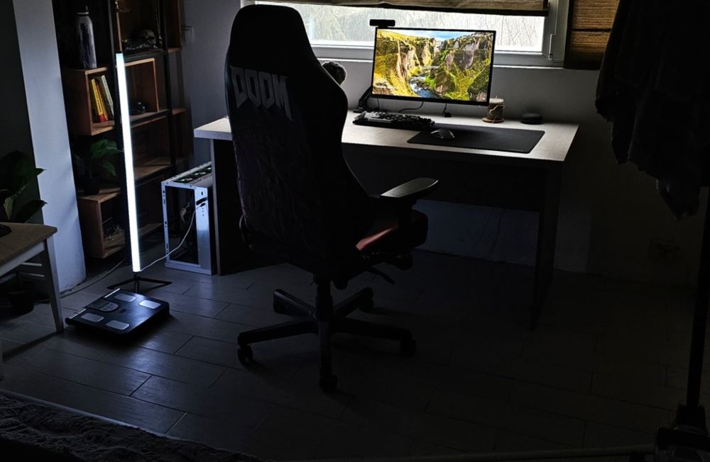 Модерно геймърско/офис бюро бройки– стабилно, стилно, перфектно за сет