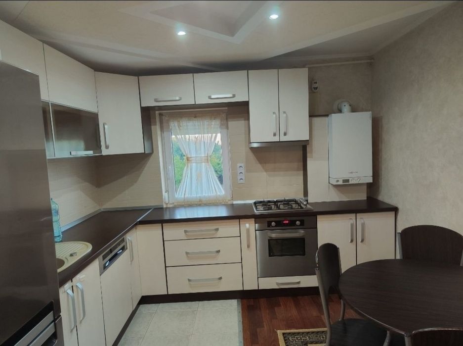 Inchiriez apartament cu 3 camere