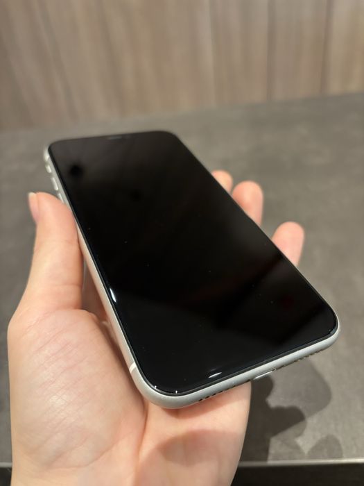 iPhone 11 • 128GB • Бял • Много добро състояние