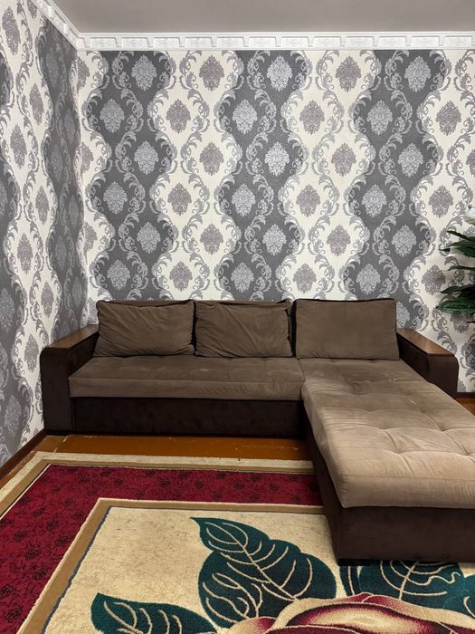 Уголок темно-коричневого цвета для гостиной