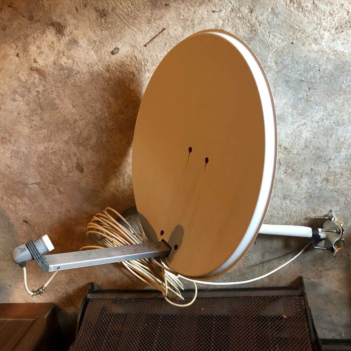 Сателитна чиния с приемник и кабел