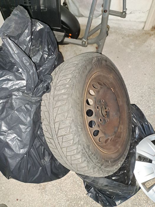 Vând jenti tabla, cu anvelope iarna, capace roti și prezoane