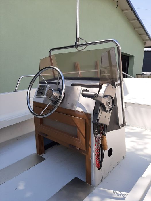 Barcă cu motor și peridoc