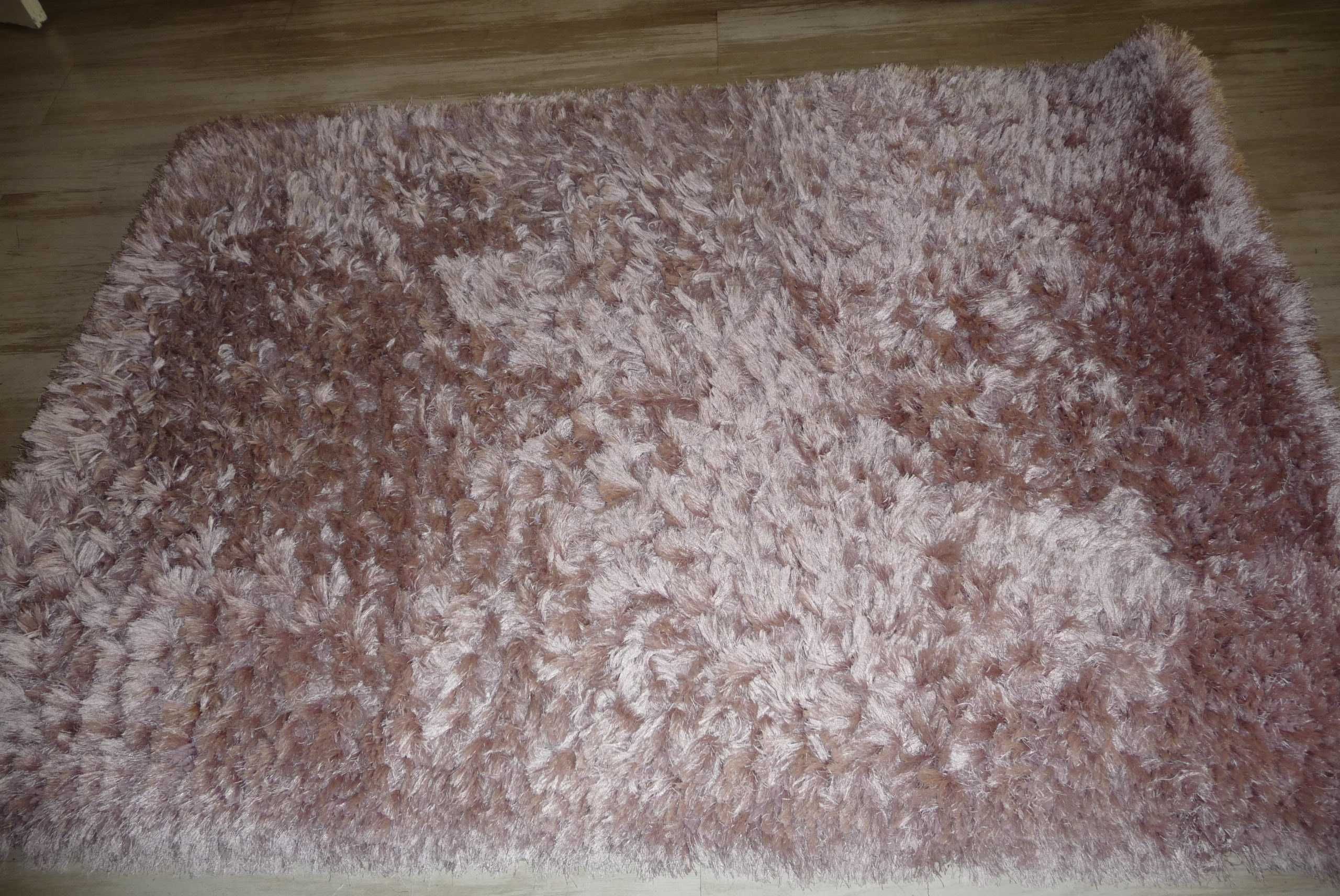 розов килим с дълъг косъм