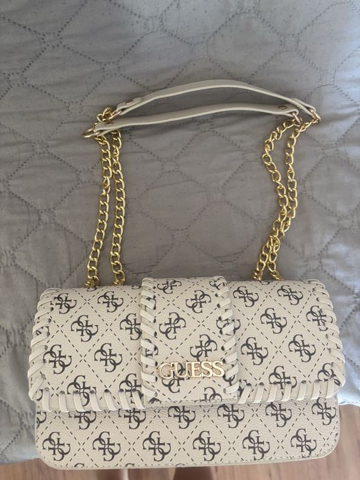 Няколко вида чанти Guess
