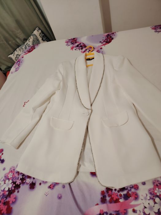 Vând costum folosit o singura data