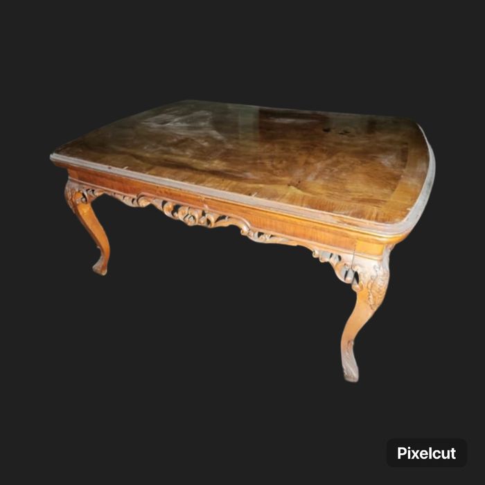 Голяма дървена маса с дърворезба и уникален фурнир