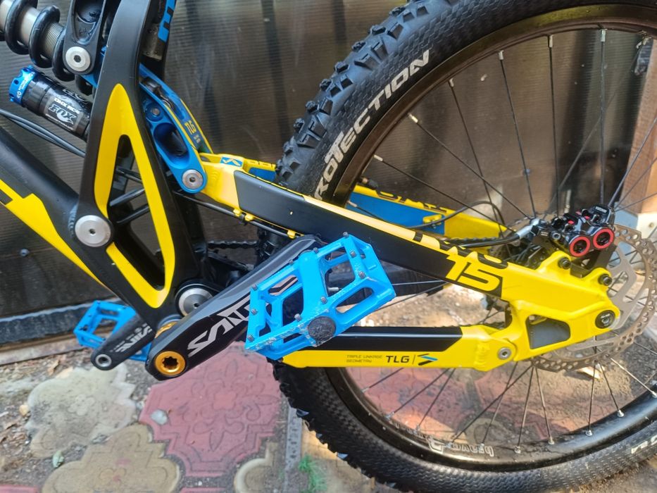 Bicicleta Cube 2  downhill custom cu piese profesional