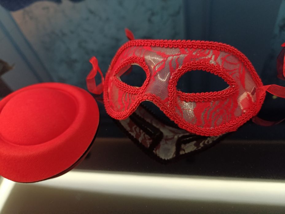 Роскошный карнавальный набор, карнавальная маска, перчатки,шляпа
Есть