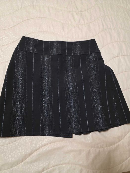 Дамска пола, размер XS, черна с лъскави нишки