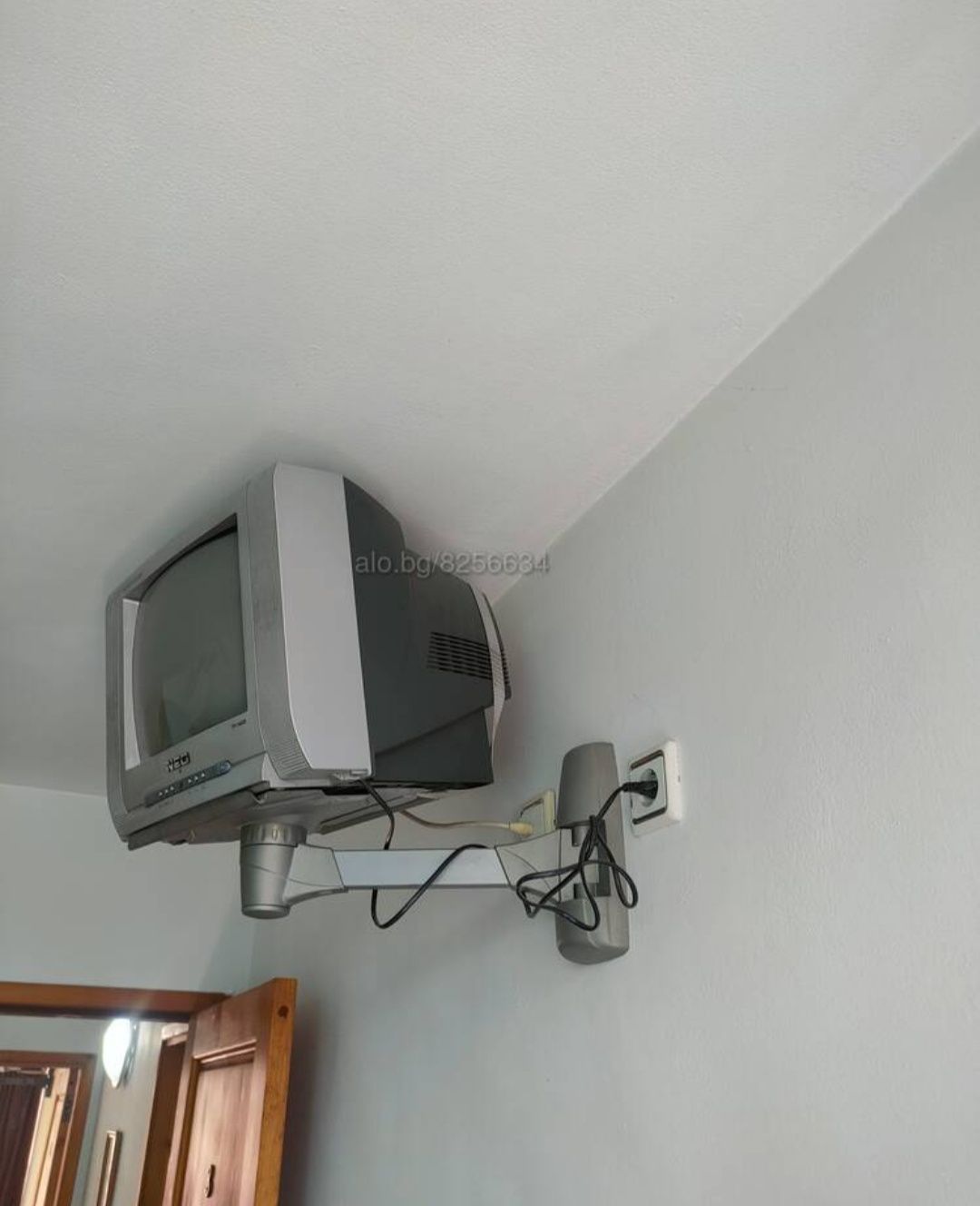 Телевизор NEO със стойка за стена