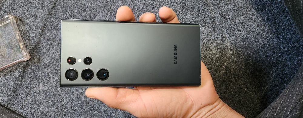 Samsung galaxy S22 ultra .