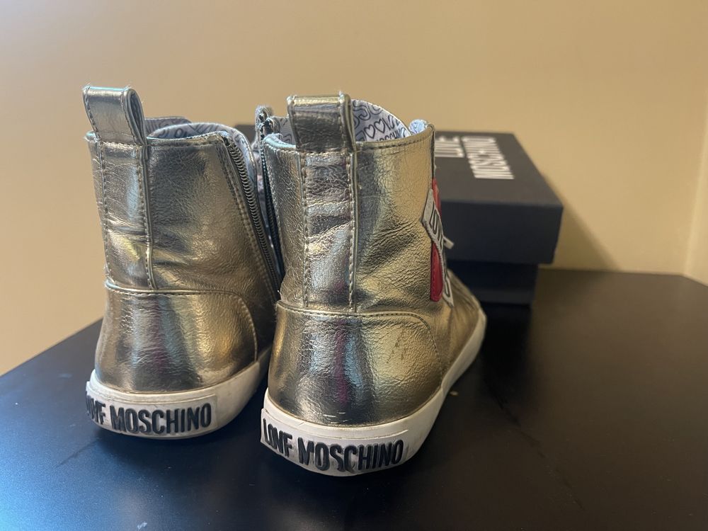 Златни кецове Moschino