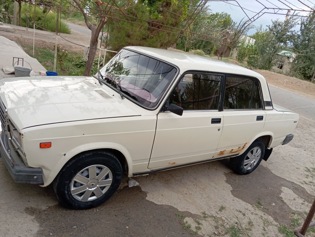 Vaz 2107 avtomobil