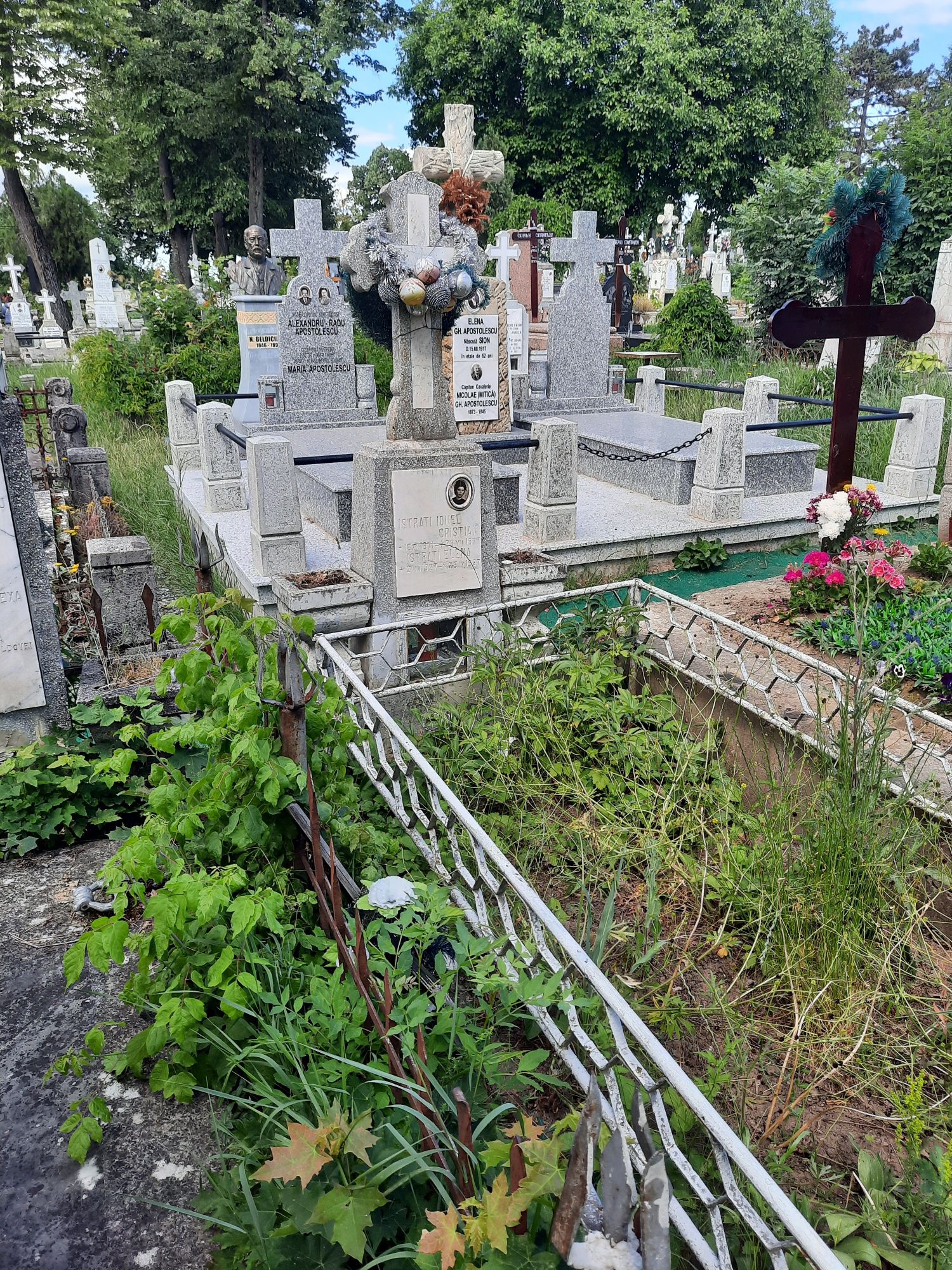 Vind  loc de  veci, cimitirul  eternitate   la 50 metri de  biserica
