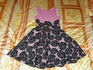 Детска розова рокля с рози