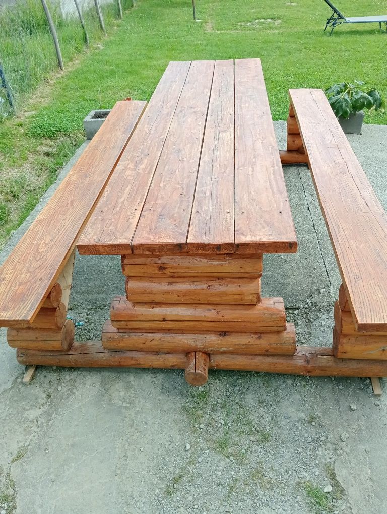 Masă rustică de lemn rotund