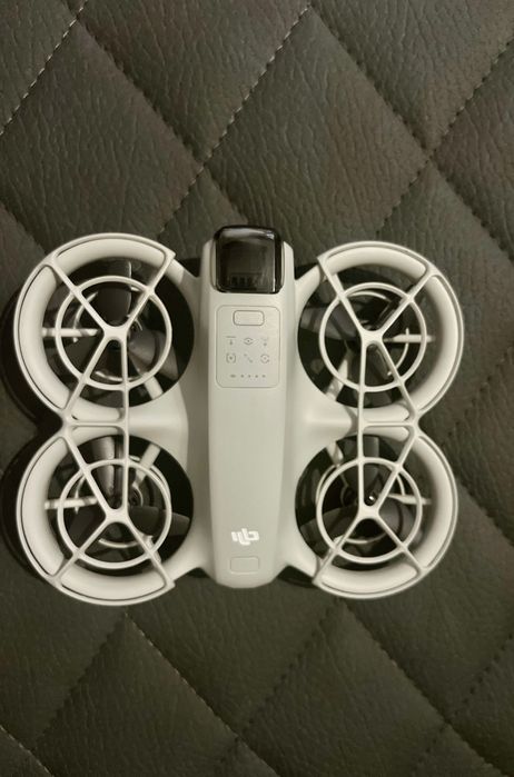 Дрон DJI NEO с чанта към него