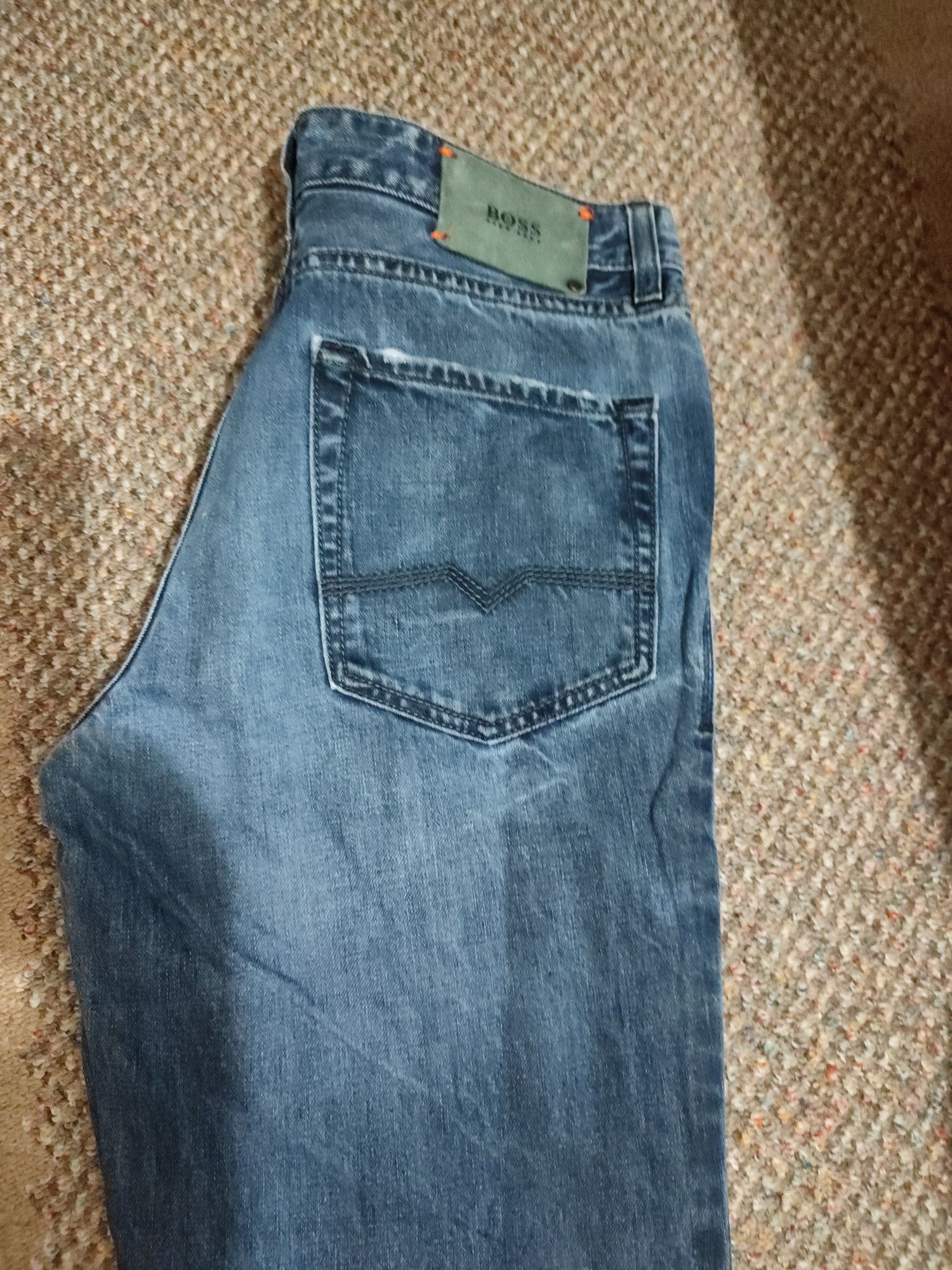 Blugi Hugo Boss pret 60 lei